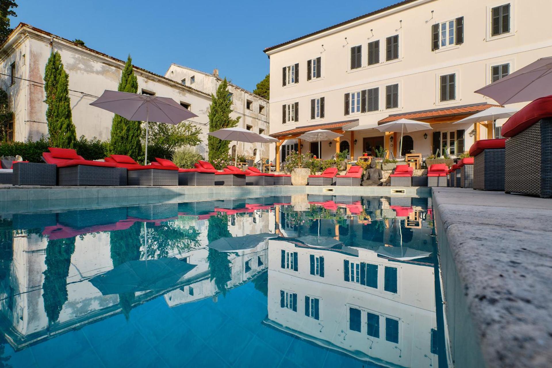 Dolphin House - Serviced Apartments