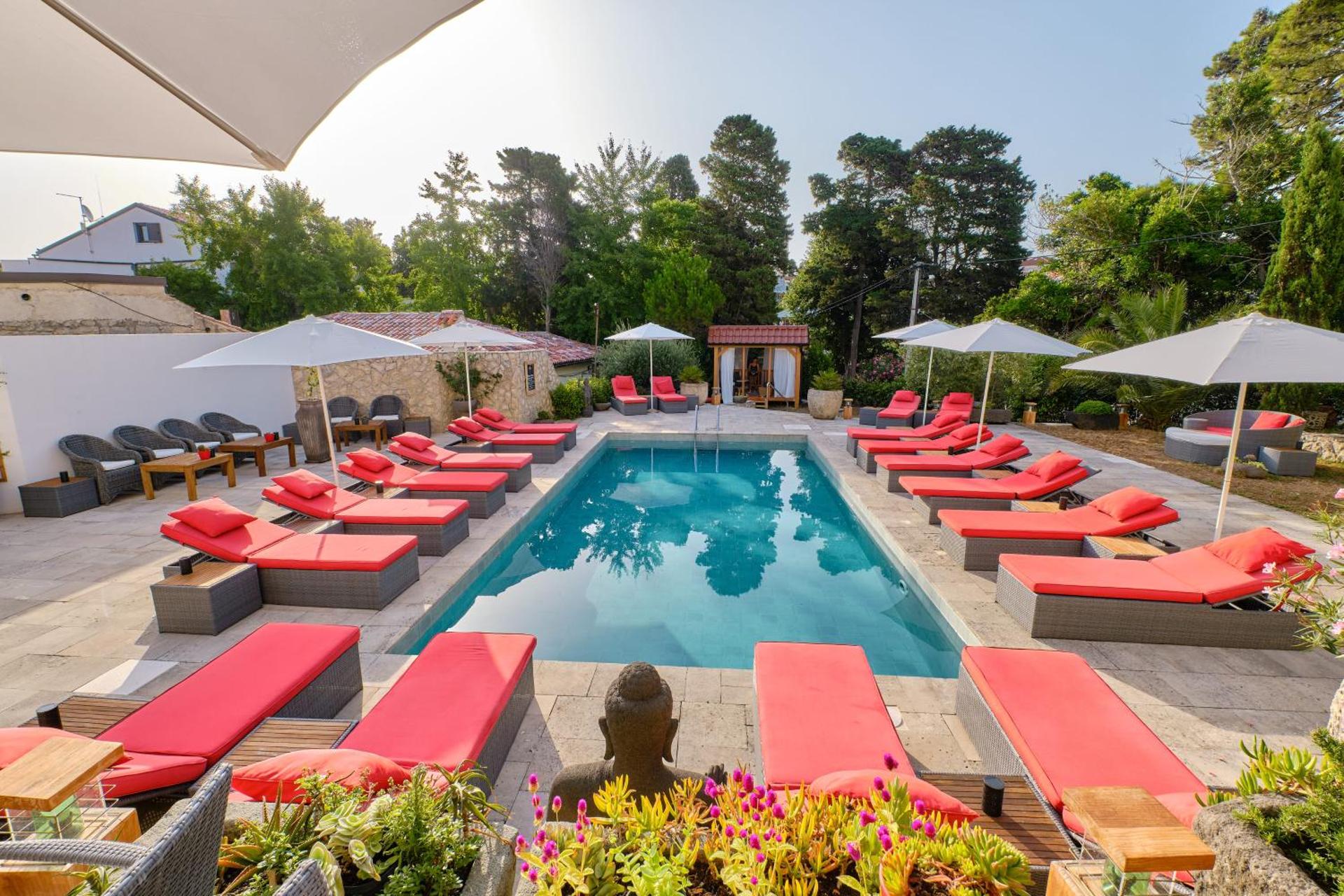 Dolphin House - Serviced Apartments