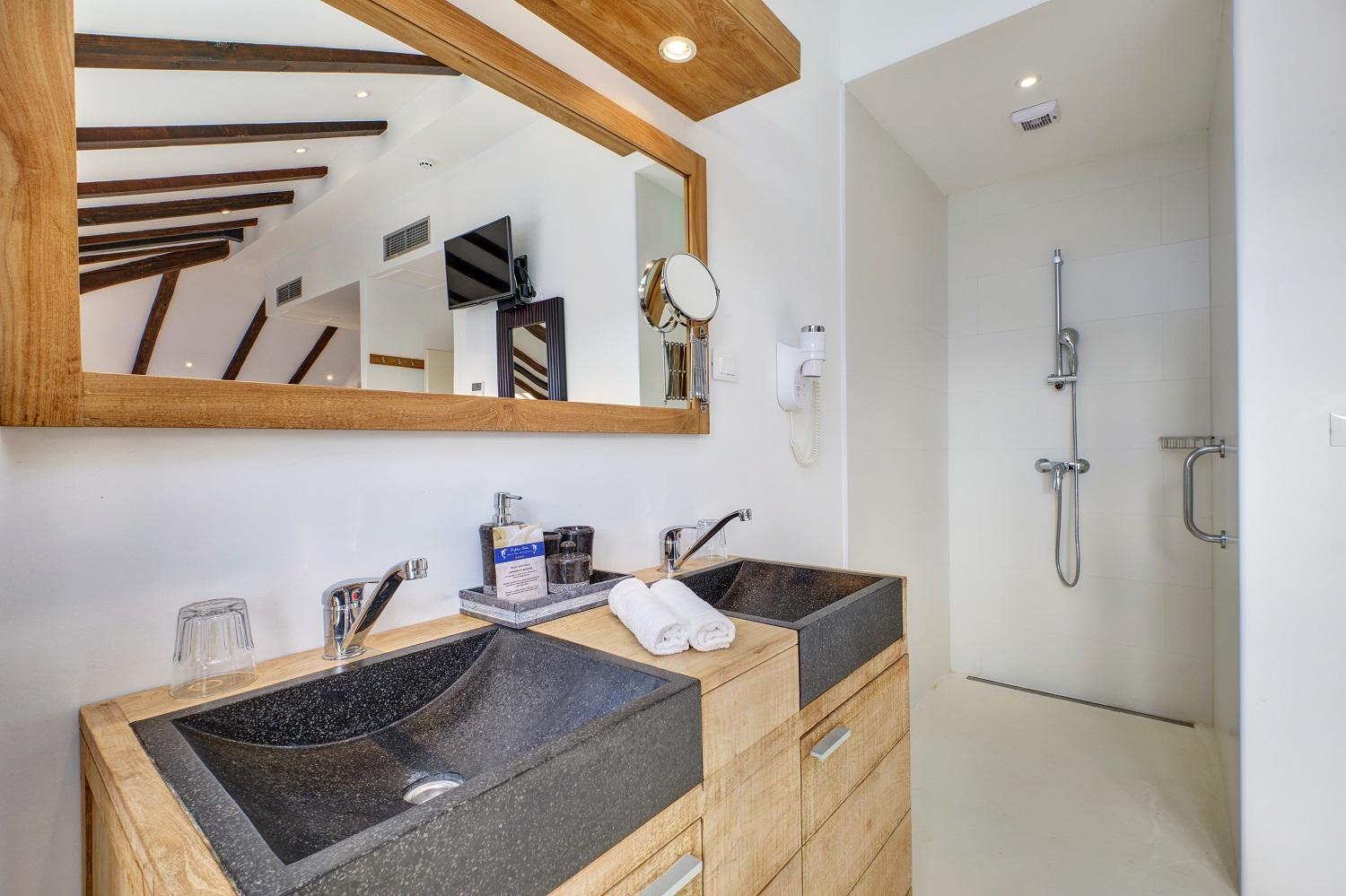 Dolphin House - Serviced Apartments