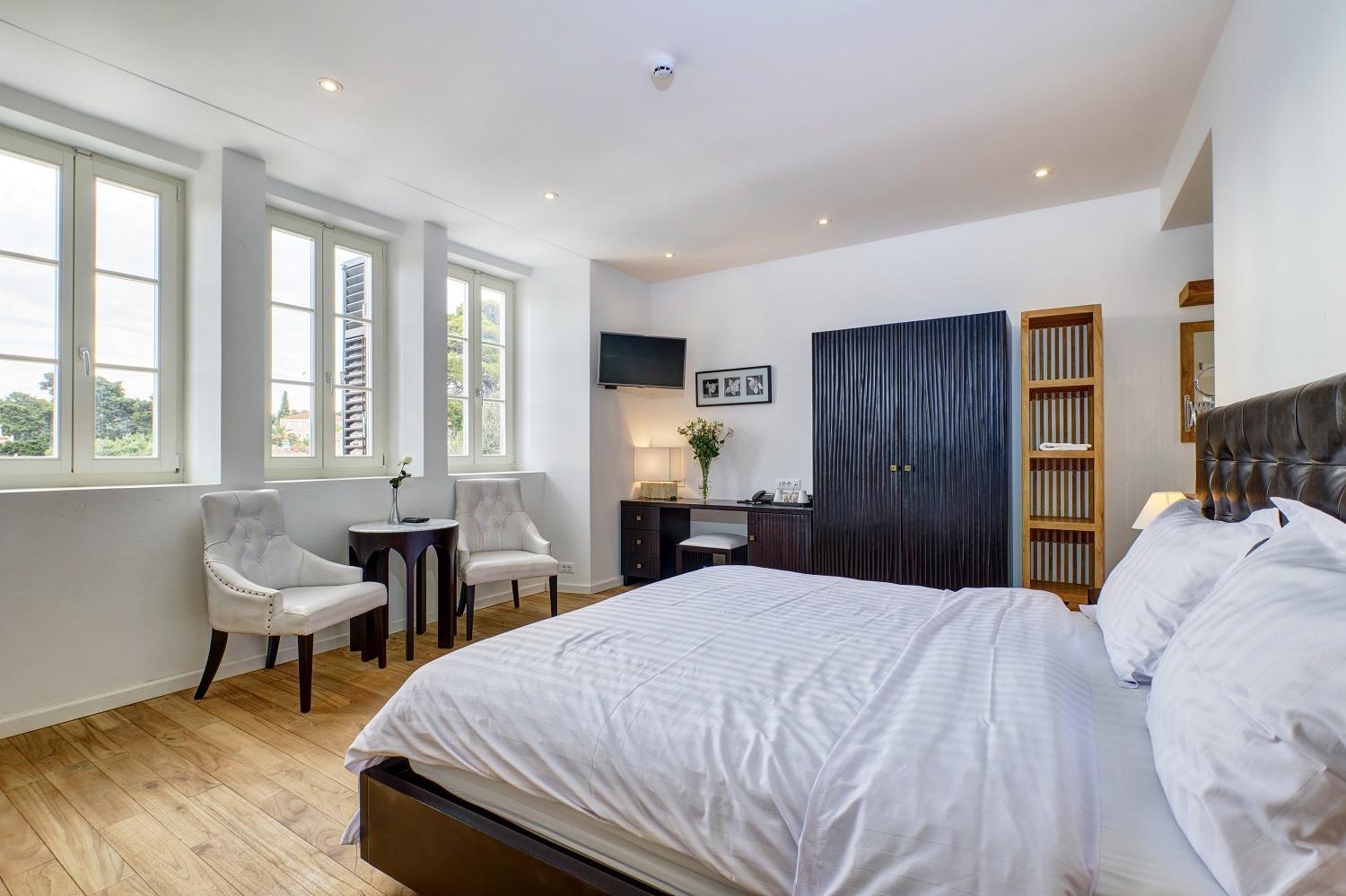 Dolphin House - Serviced Apartments