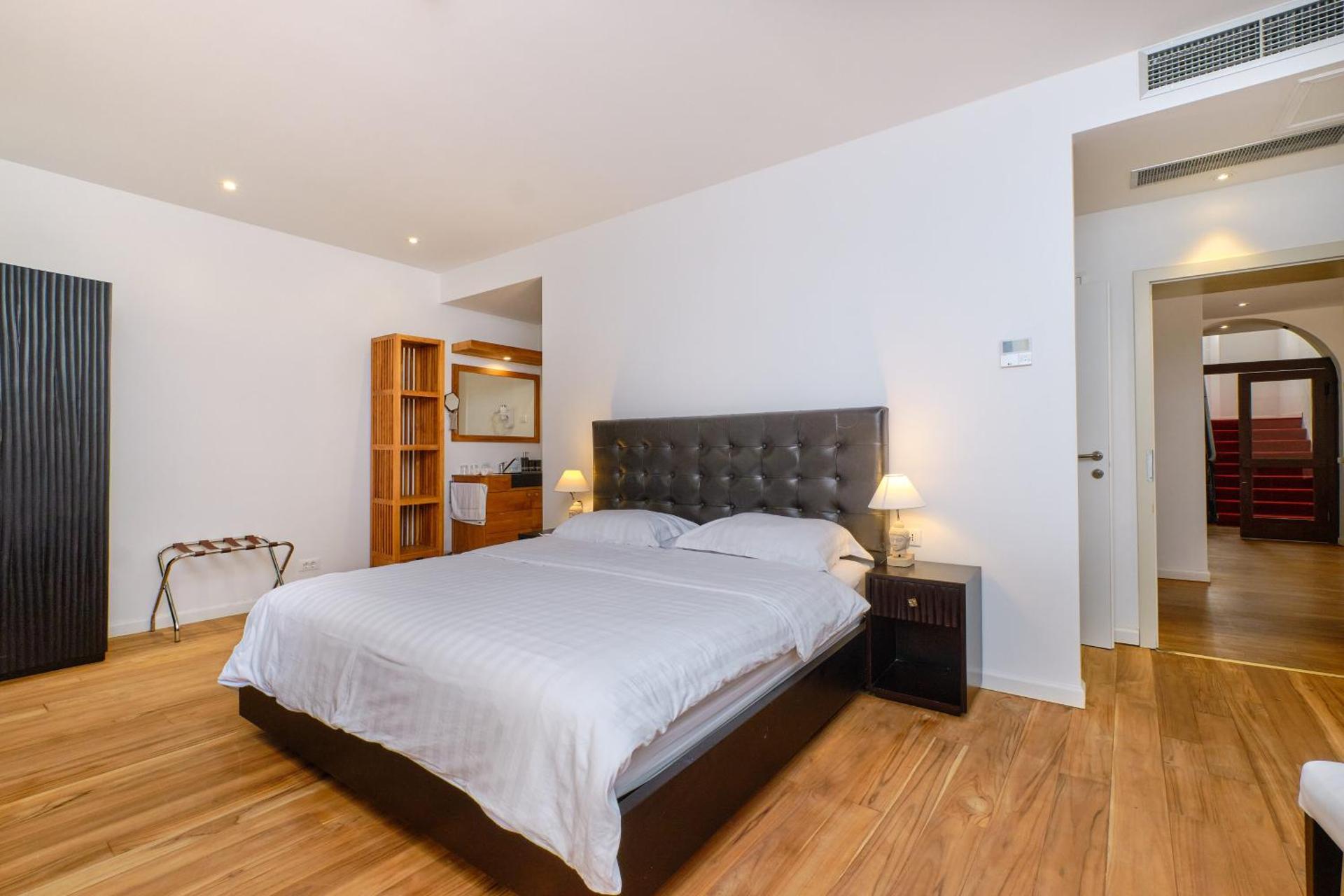 Dolphin House - Serviced Apartments