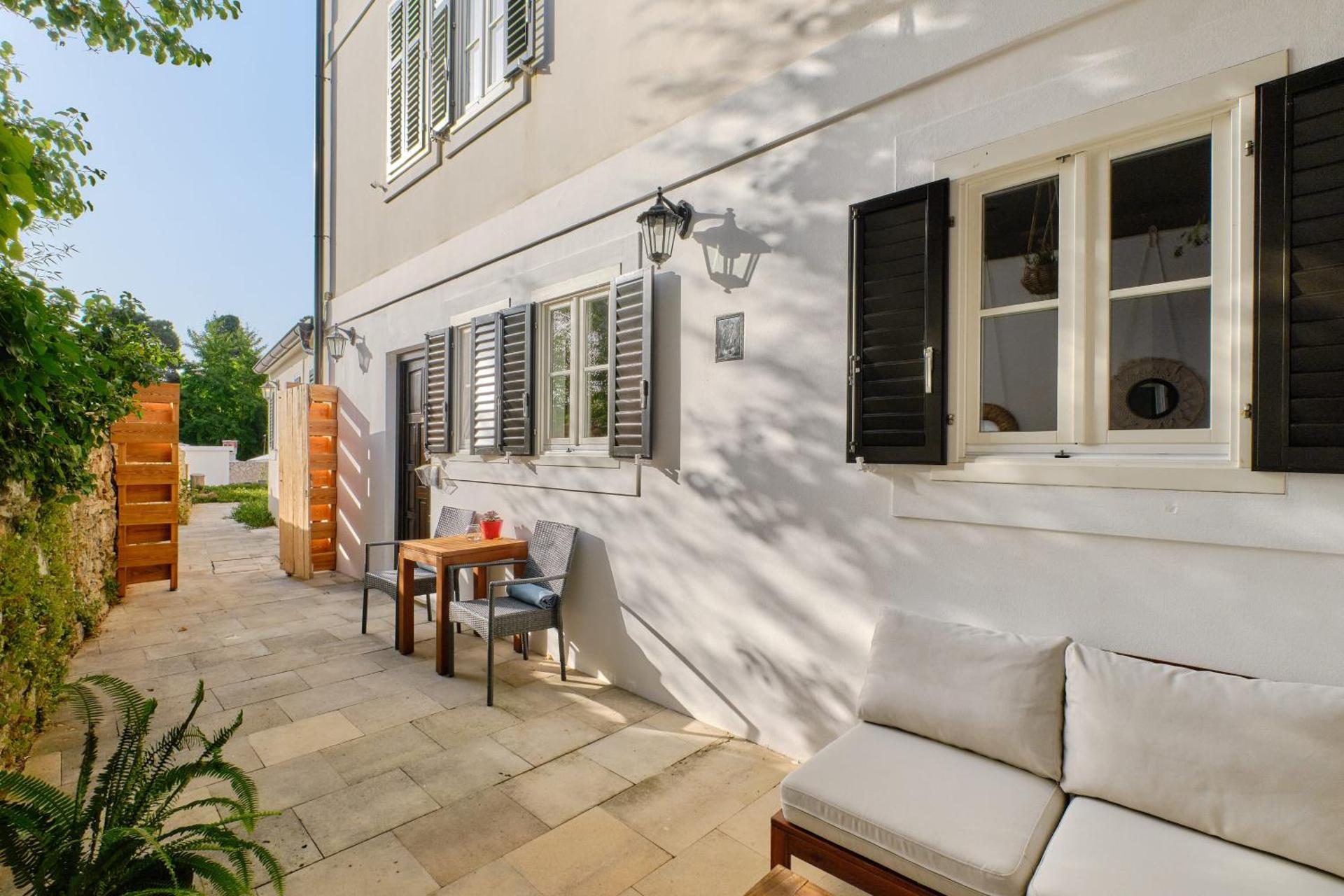 Dolphin House - Serviced Apartments