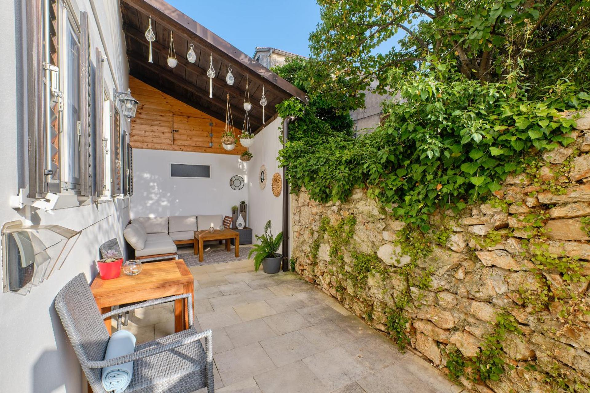 Dolphin House - Serviced Apartments