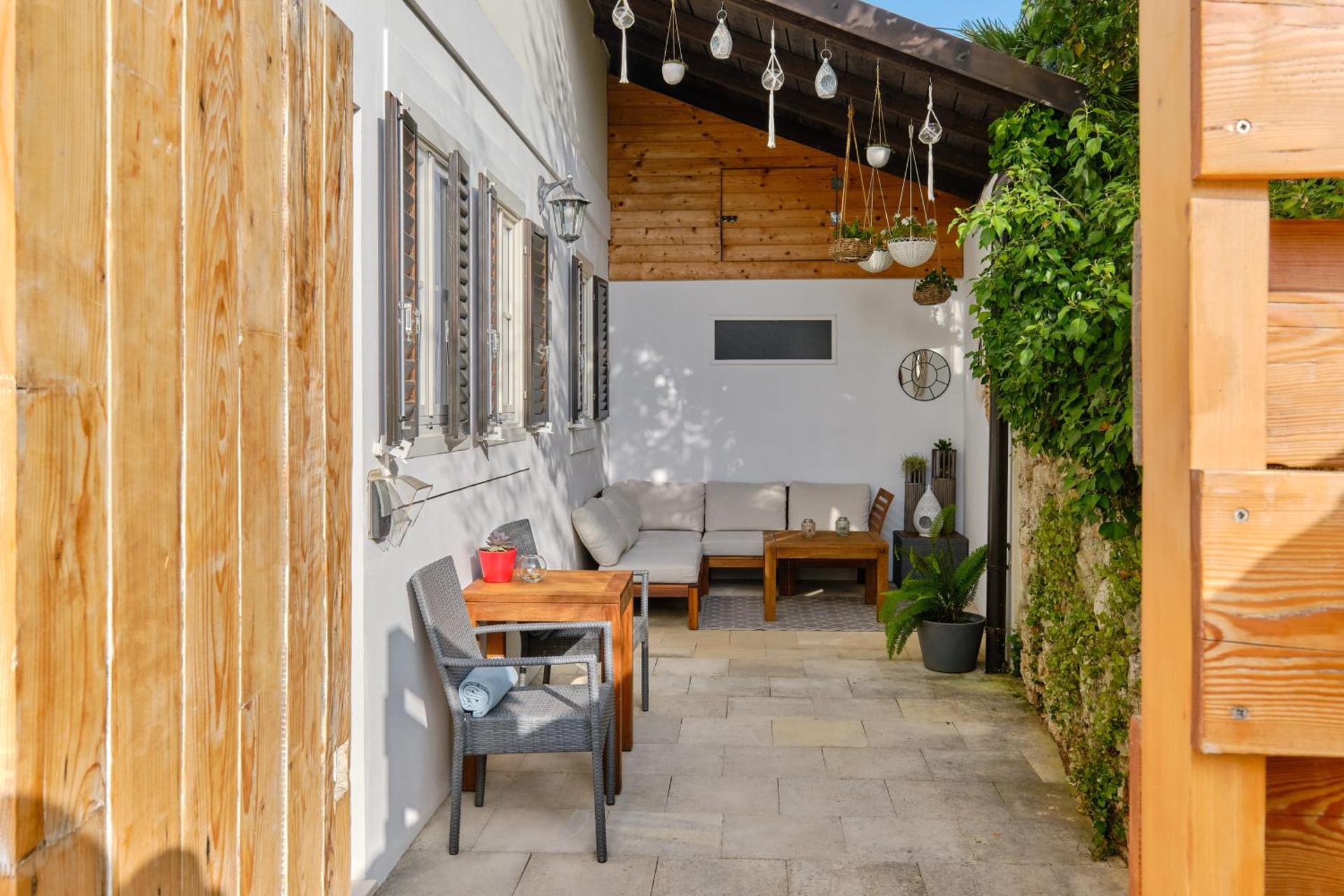 Dolphin House - Serviced Apartments