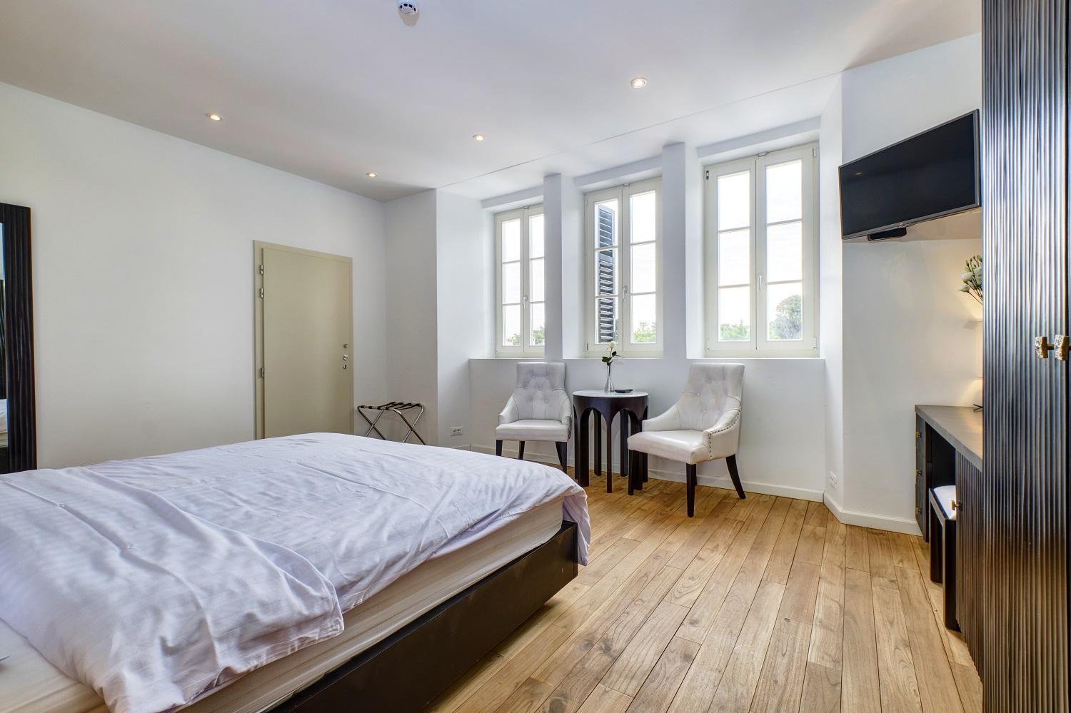 Dolphin House - Serviced Apartments